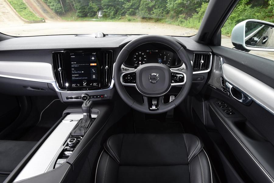 Торпедо Volvo V90 D4 R-Deisgn 2017 года  (UK) (фото 33 из 40)